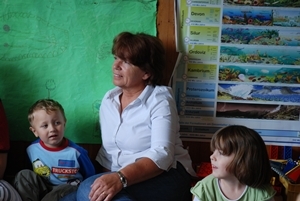 Die Ehrenamtliche Astrid Koch mit zwei Kita-Kindern.